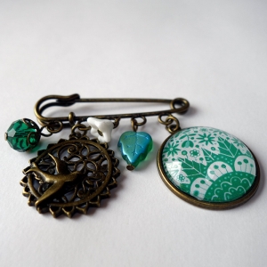 Kilt brooch Emerald flowers